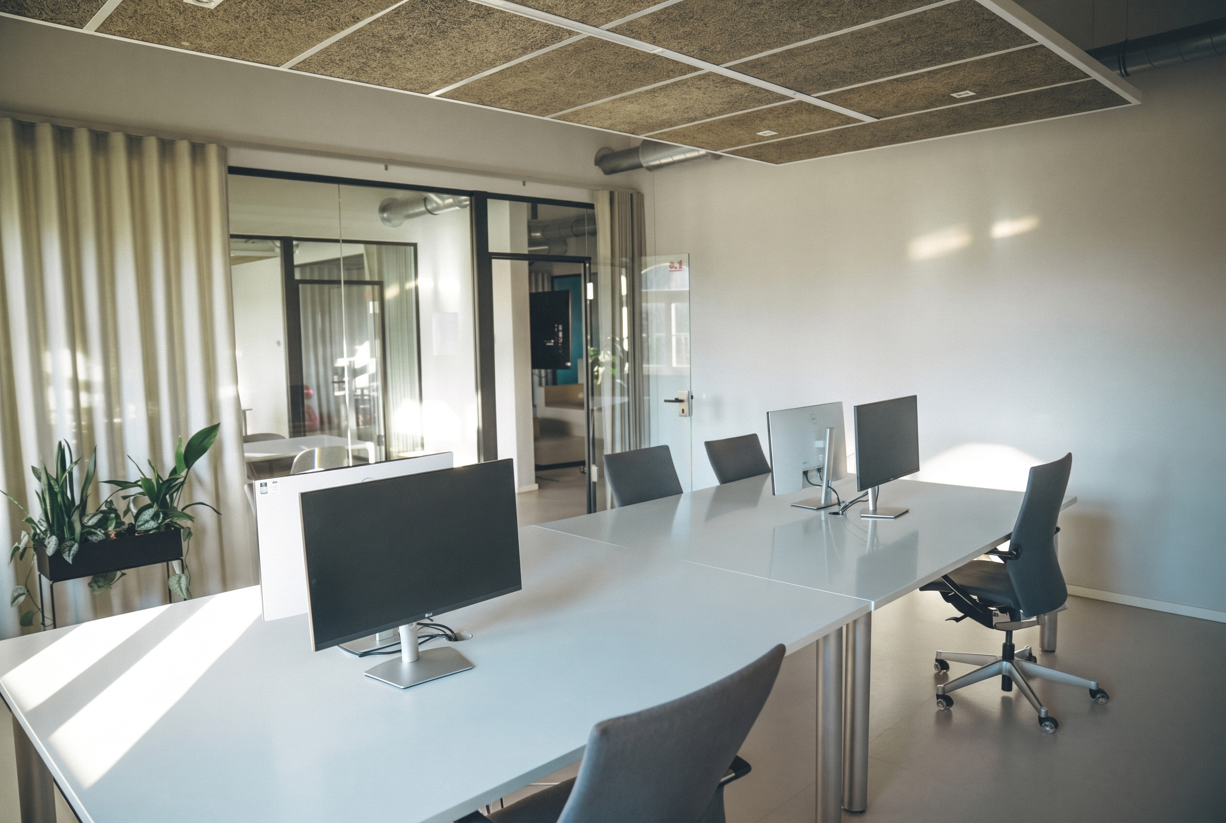 Arbeitsplätze unter der Akustikdecke