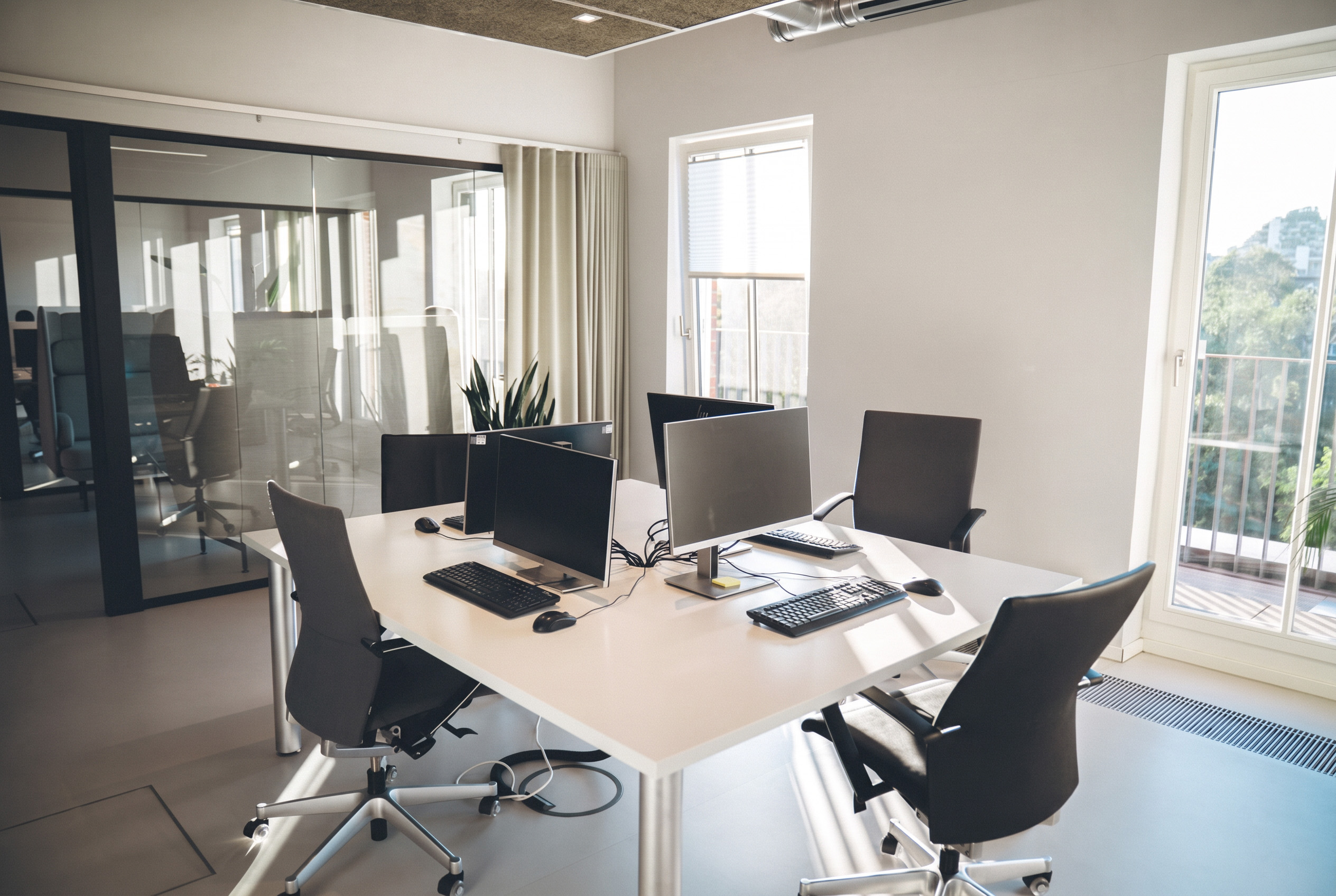 Arbeitsplätze mit Balkonzugang