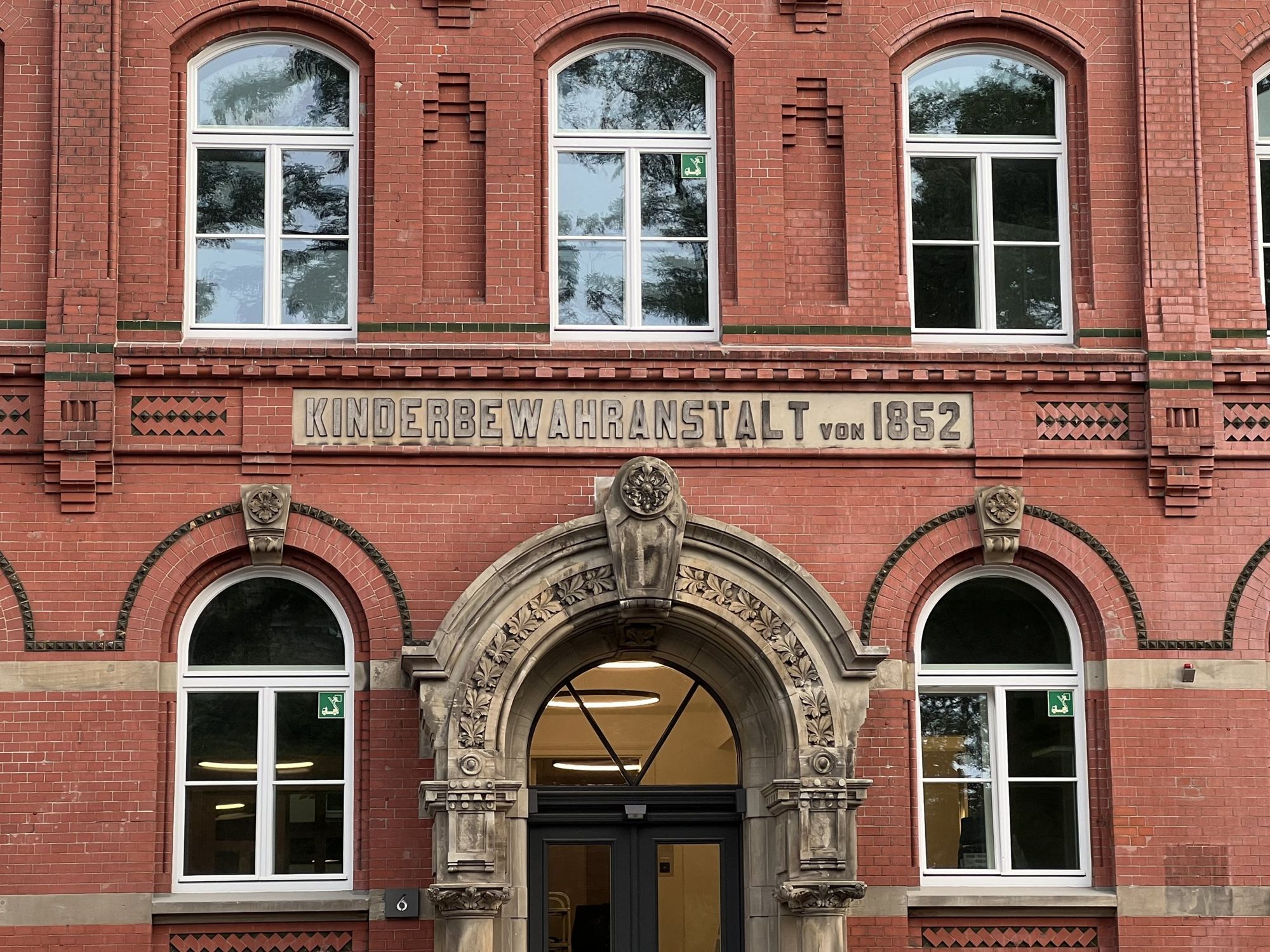 Fassade am Holstenwall 6 mit der Inschrift „Kinderbewahranstalt von 1852“